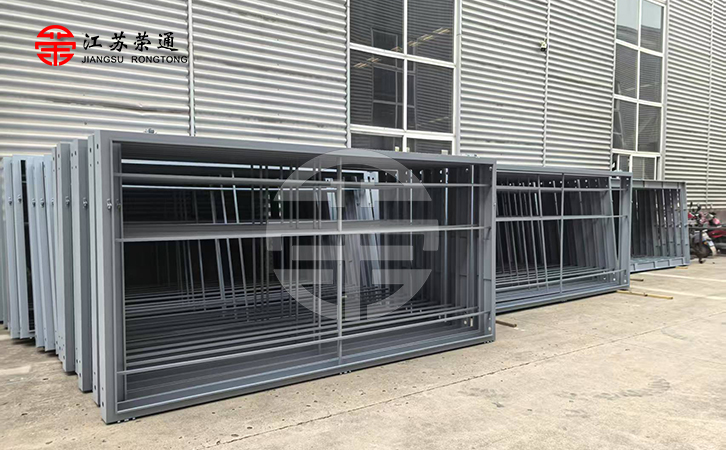 深圳智能候車亭燈箱組裝進(jìn)行中